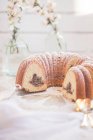 Torta fatta in casa con zucchero a velo su sfondo bianco — Foto stock