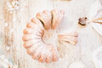 Torta fatta in casa con zucchero a velo su sfondo bianco — Foto stock