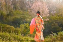 Femme asiatique portant kimono japonais traditionnel, Japon sakura, Japon kimono — Photo de stock