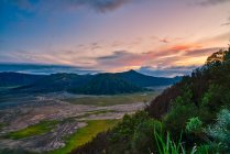 Plan panoramique de magnifique coucher de soleil sur la montagne — Photo de stock