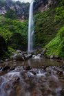 Мальовничий знімок водоспаду в горах — стокове фото