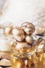 Decoraciones navideñas festivas con bolas de oro - foto de stock