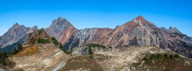 Vue panoramique sur un magnifique paysage montagneux — Photo de stock