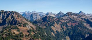 Vista panorámica del hermoso paisaje montañoso - foto de stock