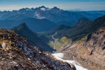 Beau paysage de montagne avec rochers et ciel bleu — Photo de stock