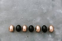 Ovos de páscoa dourados e pretos, vista de perto — Fotografia de Stock