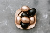 Золоті та чорні великодні яйця, крупним планом — стокове фото