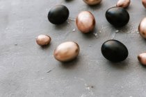 Золотые и черные пасхальные яйца, закрыть вид — стоковое фото