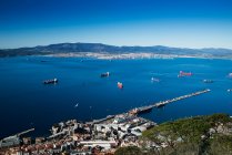 Blick auf sonnigen Hafen mit vertäfelten Schiffen und Bergen — Stockfoto
