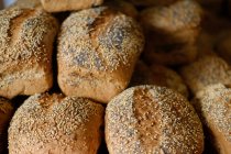 Pão cozido no forno fresco pães pilha — Fotografia de Stock