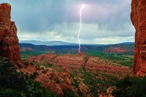 Zusammengesetzte Exposition eines Blitzes, der einen Felsen westlich des Kathedralenfelsens in sedona arizona, USA, trifft — Stockfoto