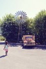 Mädchen läuft auf einen alten LKW zu — Stockfoto