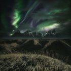 Vista panorámica de las luces boreales sobre las montañas, Vestrahorn, Islandia - foto de stock