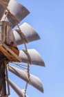 Крупним планом стару металеву вітрову турбіну — стокове фото