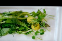 Крупним планом вид на салат зі спаржею та травою — стокове фото