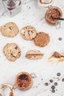 Шоколадного печива сендвіч з іриска — стокове фото