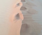 Fußabdrücke am Kamm einer Sanddüne, Wahiba Sands, Oman — Stockfoto