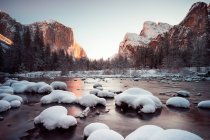 Vista panorámica de las rocas cubiertas de nieve en el río Merced, Yosemite, California, América, Estados Unidos - foto de stock