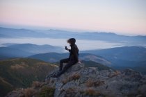 Женщина фотографирует Карпатский вид на горы, Украина — стоковое фото