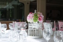 Primo piano vista del pezzo centrale floreale su un tavolo — Foto stock