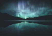 Vista panorámica de las luces boreales sobre el lago, Jasper, Alberta, Canadá - foto de stock