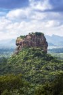 Lion Rock visto desde Pinduragala Rock, Provincia Central, Sri Lanka - foto de stock