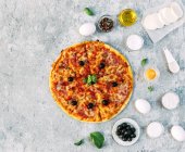 Gemüsepizza umgeben von frischen Zutaten — Stockfoto