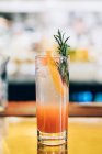 Cocktail de paloma em um balcão de bar, vista de close-up — Fotografia de Stock
