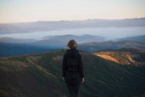 Visão traseira da mulher olhando para a vista da montanha dos Cárpatos, Ucrânia — Fotografia de Stock