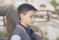 Retrato de um menino segurando um corrimão, Málaga, Andaluzia, Espanha — Fotografia de Stock