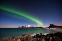 Vista panorámica de las luces del norte, Napp, Flakstad, Lofoten, Nordland, Noruega - foto de stock