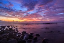 Vue panoramique sur la plage de Bung Hatta au coucher du soleil, Padang, Sumatra Ouest, Indonésie — Photo de stock
