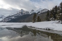 Мальовничий вид на гірські роздуми в озері, Банфф, Альберта, Канада — стокове фото