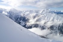 Mujer esquiando en montañas cubiertas de nieve, Austria - foto de stock