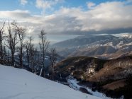 Vista panorámica de las montañas de invierno paisaje - foto de stock