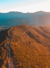 Vue panoramique sur Road through Mountain landscape, Bright, Victoria, Australie — Photo de stock
