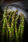 Primo piano vista di asparagi in un colabrodo in un lavandino — Foto stock