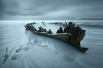 Vista panorâmica do barco naufragado na praia, Condado de Kerry, Irlanda — Fotografia de Stock