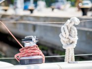 Vue rapprochée des cordes sur un yacht — Photo de stock