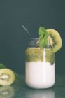 Ein Topf Naturjoghurt mit Kiwi und frischer Minze — Stockfoto