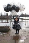 Счастливая девушка с кучей шариков — стоковое фото