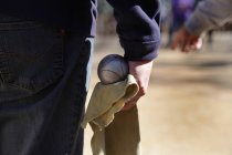 Image recadrée d'un homme tenant une balle de baseball — Photo de stock