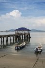 Vue panoramique sur la jetée des ferries, la plage Teluk Dalam, l'île de Pangkor, Perak, Malaisie — Photo de stock