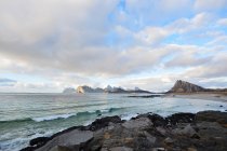 Vue panoramique sur la plage, Flakstad, Lofoten, Nordland, Norvège — Photo de stock