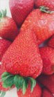 Closeup view of strawberries on a chopping board — Stock Photo