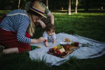 Famiglia con un bambino che fa un picnic — Foto stock