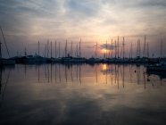 Лодки швартуются в гавани на закате, Салоники, Македонии и Фракии, Греция — стоковое фото