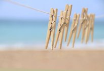 Roupas de pano em uma linha de lavagem pela praia — Fotografia de Stock
