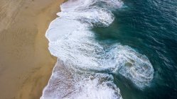 Вид с воздуха на пляж Пунта Лобос в Тодос Сантос, Нижняя Калифорния, Мексика — стоковое фото
