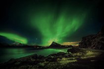 Vue panoramique sur les aurores boréales, Lofoten, Nordland, Norvège — Photo de stock